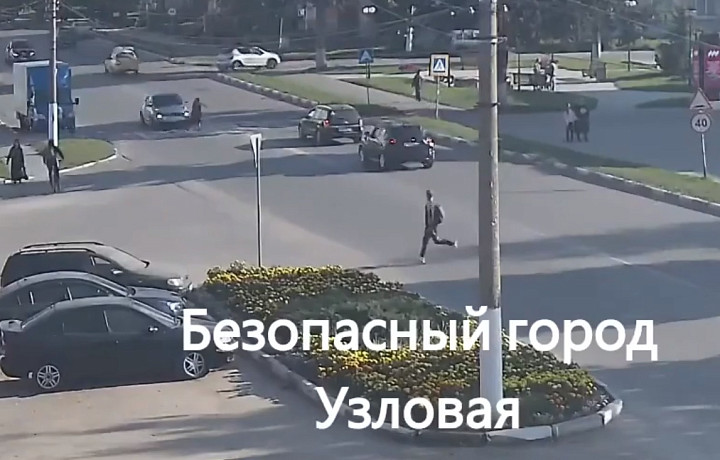 Момент ДТП с пенсионеркой на пешеходном переходе в Узловой попал на видео
