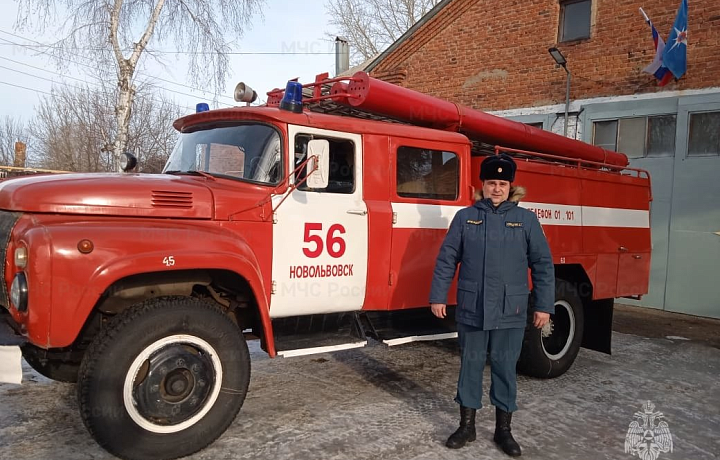 Огнеборец из Кимовска ликвидировал пожар в деревенской бане при помощи лопаты и снега