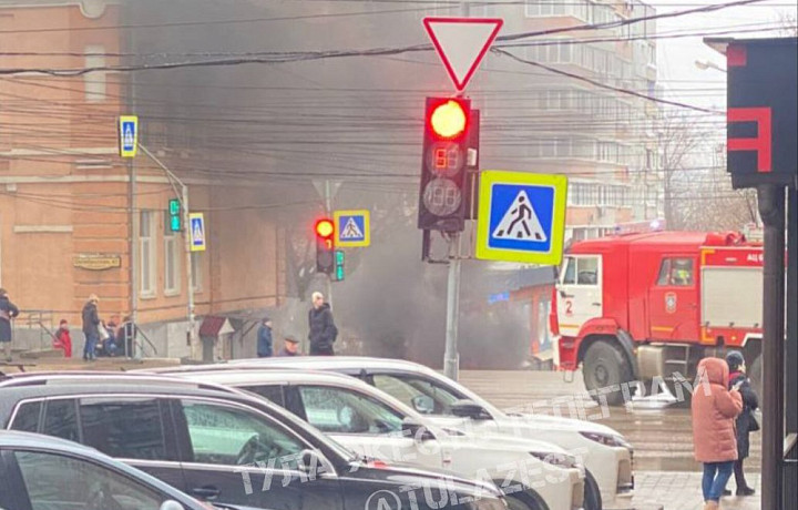 Легковушка загорелась на улице Октябрьской в Туле