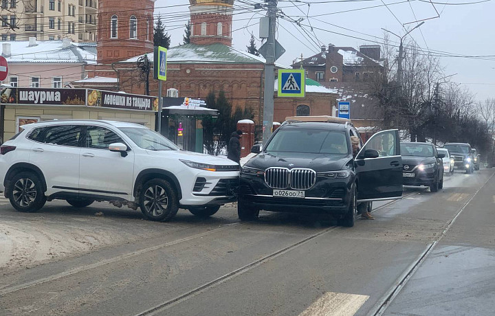 В Туле на перекрестке улиц Энгельса и Гоголевской произошло ДТП