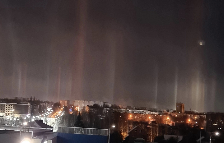 В небе над Новомосковском заметили световые столбы