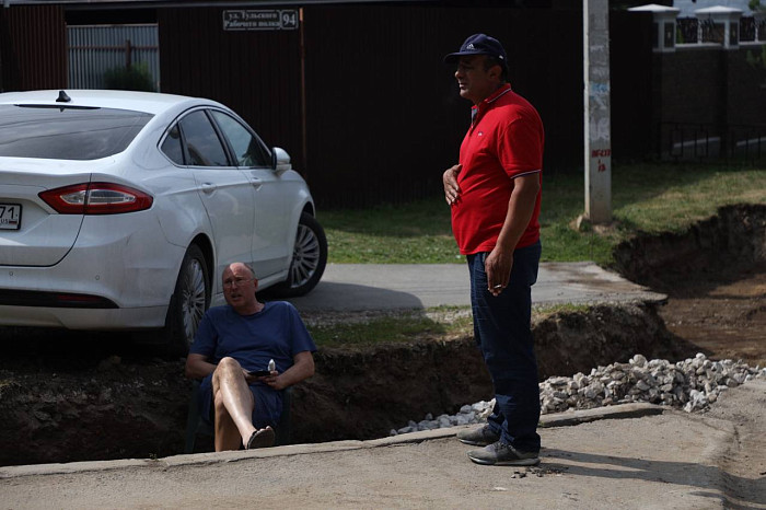 «Копают чуть ли не под машиной»: житель частного дома устроил забастовку из-за расширения улицы Тульского Рабочего Полка