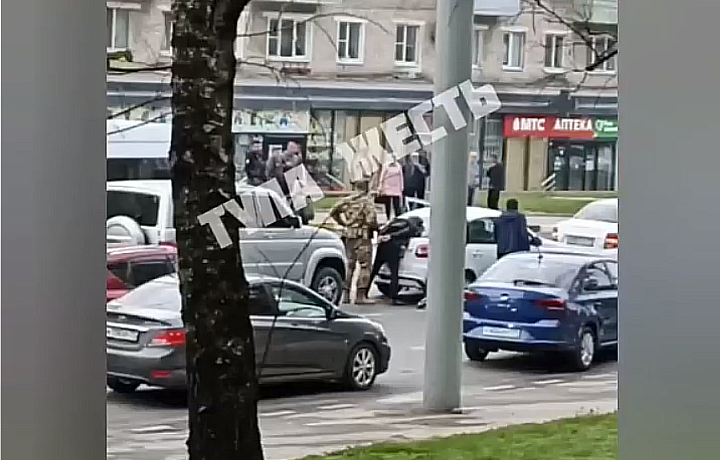 Туляки стали свидетелями задержания мужчины на улице Октябрьской