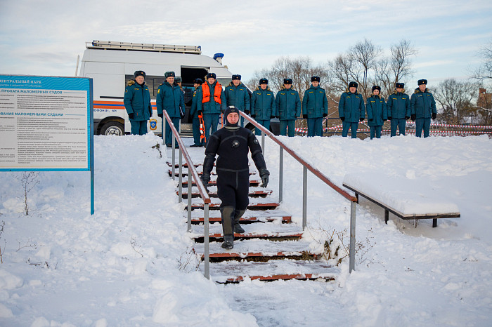 Тульские спасатели провели тренировку по спасению людей из водоемов