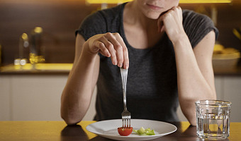 «Стали выпадать волосы, ухудшился сон, проснулась ненависть к окружающим»: каковы последствия длительного голодания и кому точно не подходит такой способ худеть