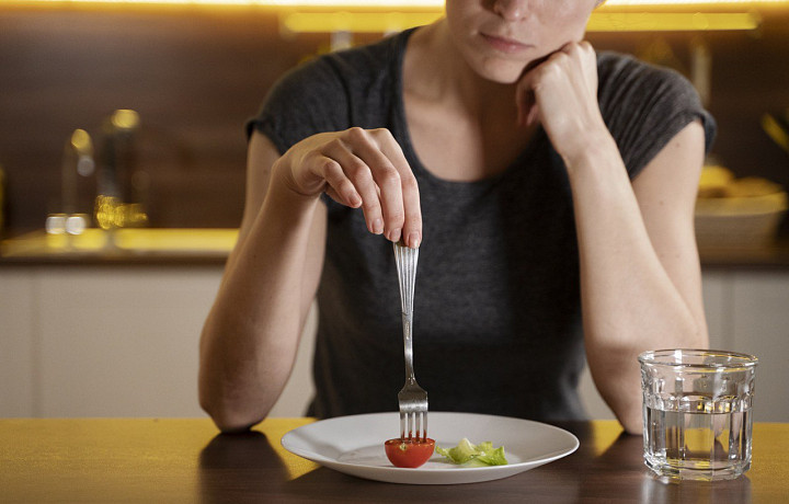 «Стали выпадать волосы, ухудшился сон, проснулась ненависть к окружающим»: каковы последствия длительного голодания и кому точно не подходит такой способ худеть