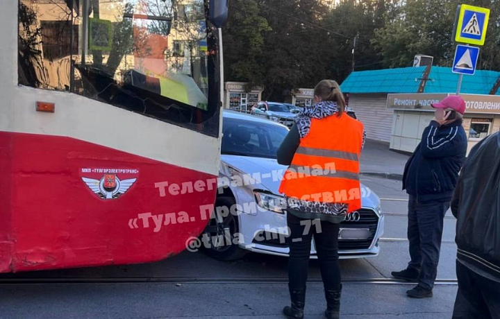 На улице Каминского в Туле столкнулись трамвай и Audi
