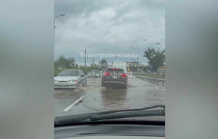 Веневское шоссе в Туле частично затопило: собралась внушительная пробка