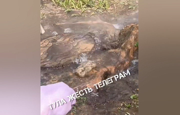 На улице Галкина в Туле из люка течет кипяток