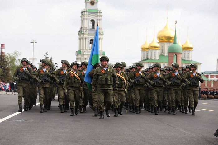 На площади Ленина в Туле прошел Парад Победы: фоторепортаж