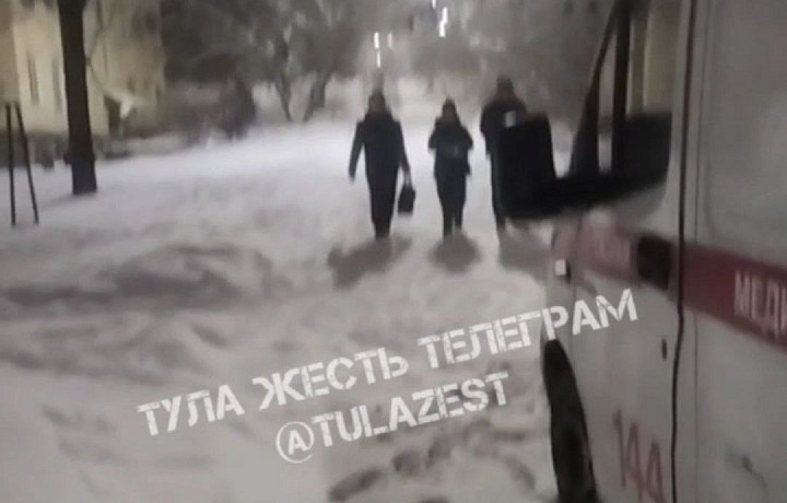 В посёлке Косая Гора Тульской области скорая помощь не смогла добраться до пациента из-за снега