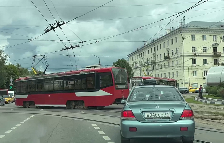Трамвай перекрыл движение по проспекту Ленина в Туле из-за ДТП