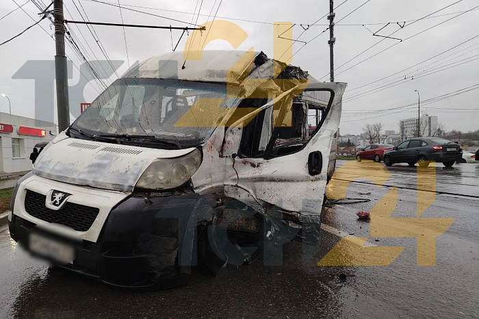 Опубликованы фото с места массового ДТП на Пролетарском мосту в Туле