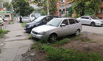 За полгода автомобилисты в Туле заплатили 3 млн рублей штрафов за парковку на газонах