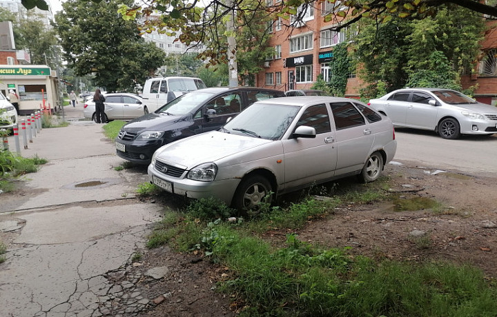 За полгода автомобилисты в Туле заплатили 3 млн рублей штрафов за парковку на газонах