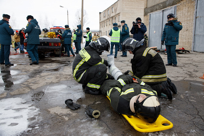 В Туле прошли соревнования среди спасателей по ликвидации последствий ДТП