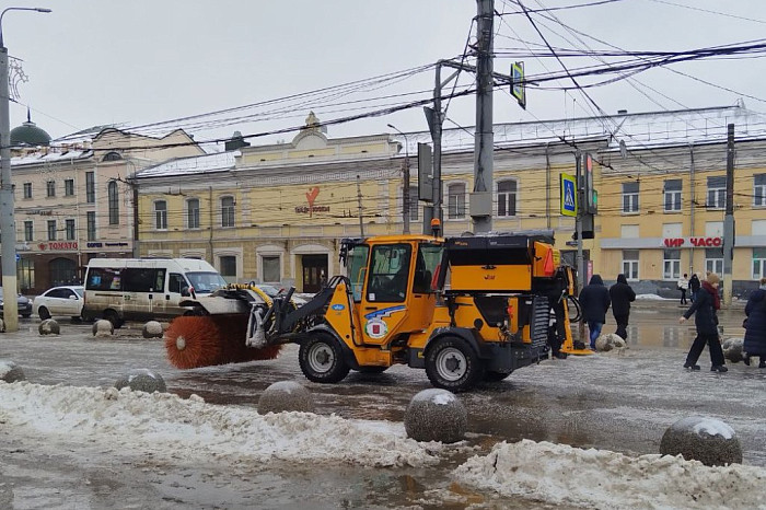 Улицы Тулы обрабатывают противогололедными материалами