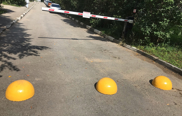 Переговоры зашли в тупик: в Новомосковске жители дома установили шлагбаум, а их соседи – бетонные блоки рядом с ним