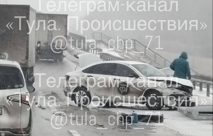 На трассе М-4 в Тульской области произошло ДТП с автомобилем Lada Vesta