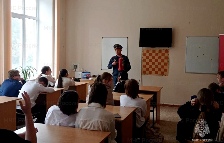 Спасатели рассказали подросткам в Узловой и Ефремове, как самостоятельно справиться с небольшим пожаром