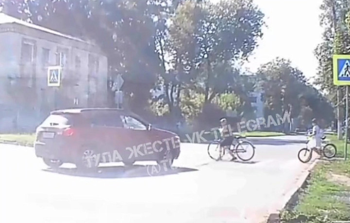 ﻿Иномарка сбила ребенка на велосипеде на пешеходном переходе в Щекине