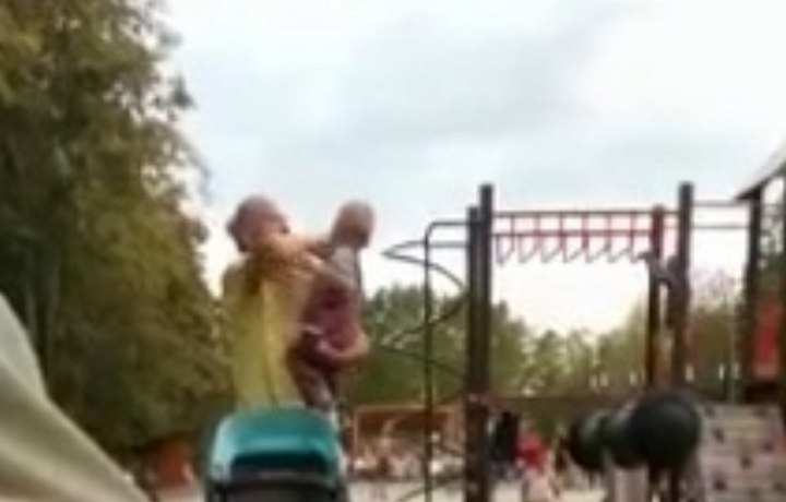 Алексинская пенсионерка била малыша, который отвлекал ее от телефона