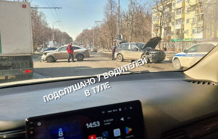 Столкновение BMW X3 и Renault Arkana частично перекрыло движение на улице Первомайской в Туле