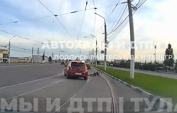 Машина едва не проехала по голове упавшему велосипедисту на улице Октябрьской в Туле
