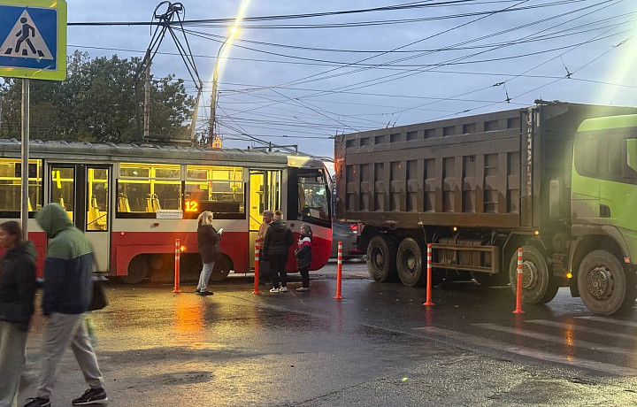 В Туле столкнулись грузовик и трамвай