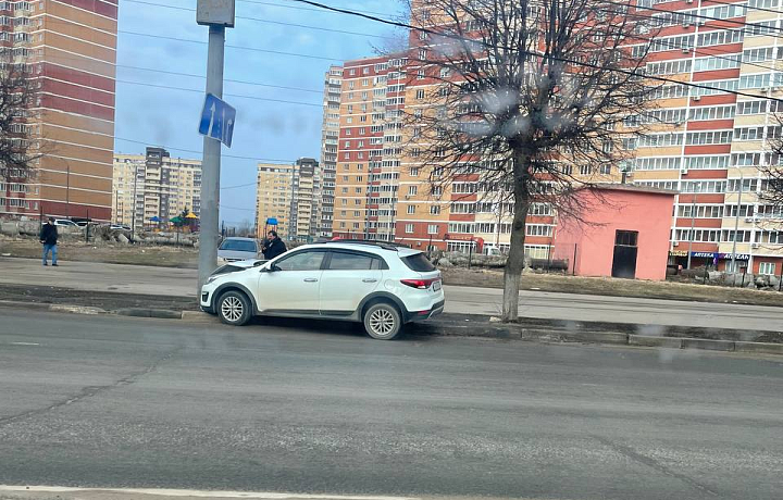 На проспекте Ленина в Туле автомобиль Kia врезался в столб