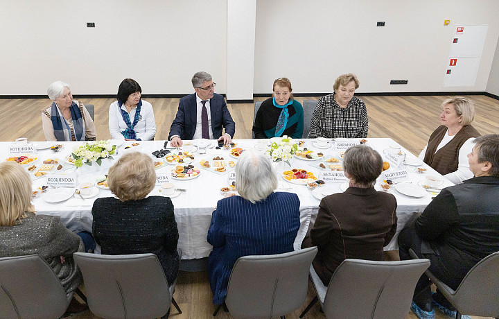 Губернатор Миляев поздравил с праздником женщин-ветеранов спорта