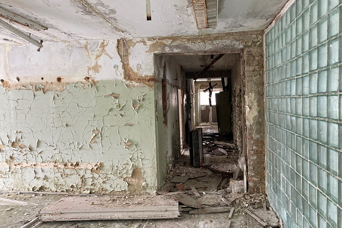 Остались стеклоблоки, граненые стаканы, фотообои и бюст Ленина: под Тулой продают заброшенную советскую спортбазу