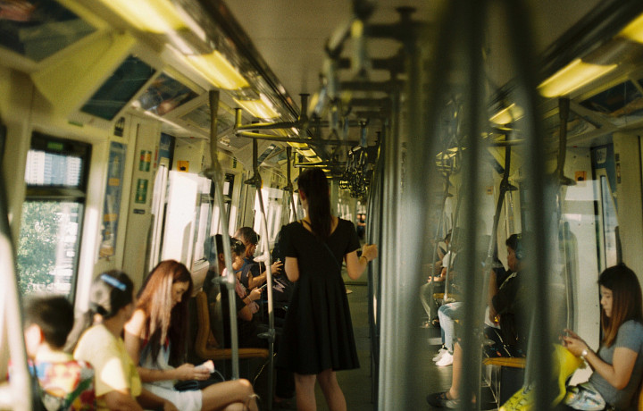 «Не тритесь об меня!»: юрист и психолог рассказали, что делать, если в транспорте столкнулись с домогательствами фроттериста