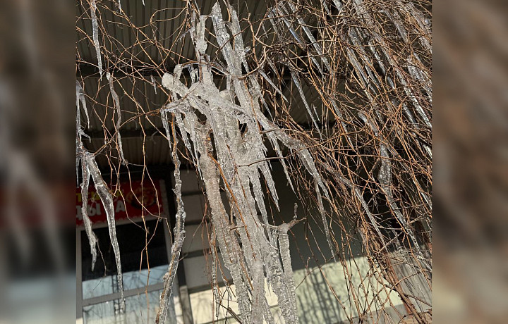 Как снег на голову: кто должен убирать лёд с крыш домов и что делать, если этого не происходит