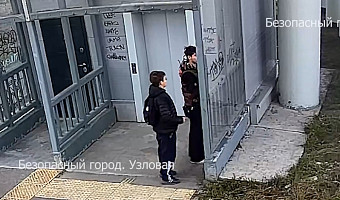 Вандалы изрисовали пешеходный мост в Узловой