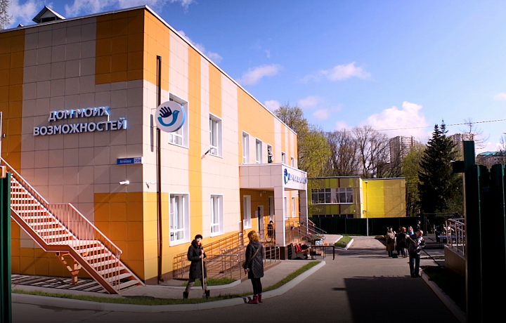 Депутаты областной Думы вышли на субботник вместе с сотрудниками тренировочного центра «Дом моих возможностей»