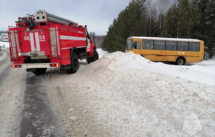 Тульские сотрудники МЧС освободили от снега школьный автобус