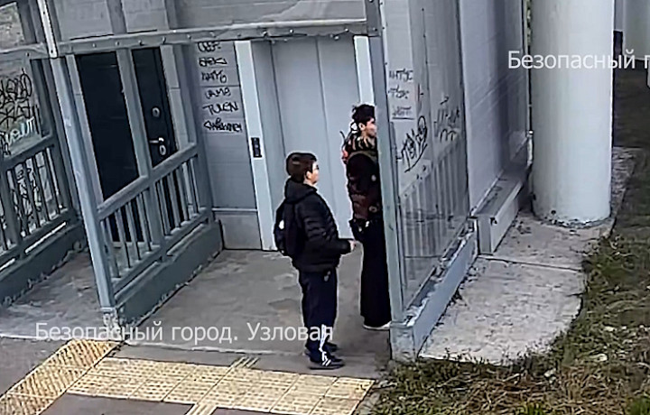 Вандалы изрисовали пешеходный мост в Узловой