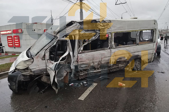 Опубликованы фото с места массового ДТП на Пролетарском мосту в Туле