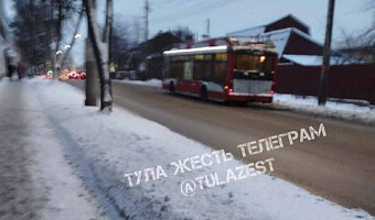 Троллейбусы встали из-за обрыва проводов на улице Луначарского в Туле