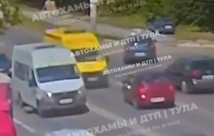 Момент смертельного ДТП с реанимацией в Туле попал на видео