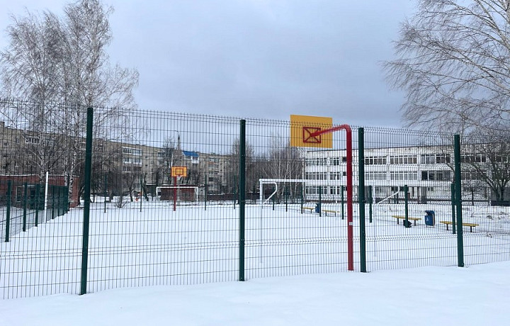 На улице Орджоникидзе в Новомосковске появилась новая спортплощадка