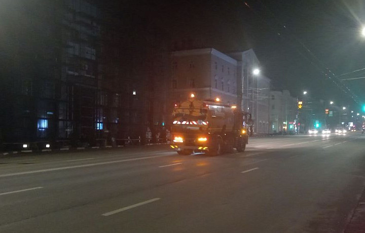 В Туле 9 ноября продолжилась уборка городских дорог и тротуаров