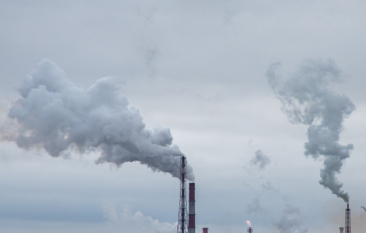 Где заводы стали пыхтеть сильнее? Сравнили количество выбросов в районах Тульской области по годам