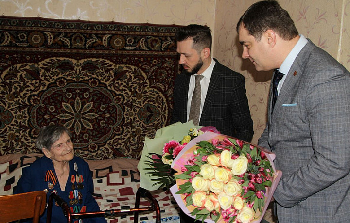 В Зареченском округе Тулы со 100-летним юбилеем поздравили ветерана ВОВ