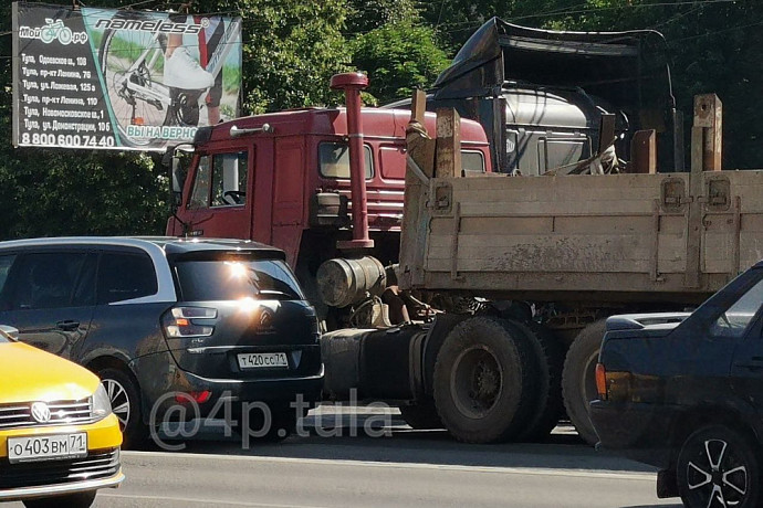 В районе Зеленстроя в Туле столкнулись легковушка и «КАМАЗ»