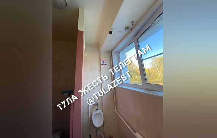 ﻿В одной из школ Тулы установили камеру в мужском туалете