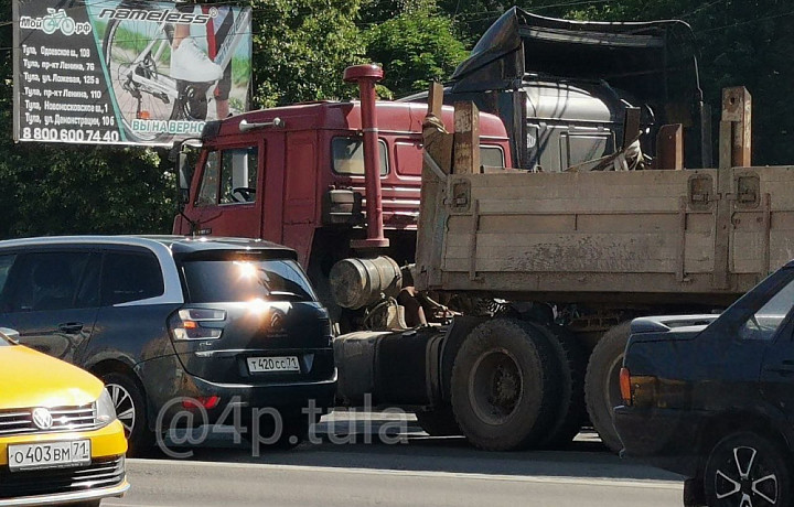 В районе Зеленстроя в Туле столкнулись легковушка и «КАМАЗ»