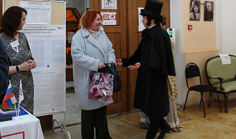 В Новомосковске на выборы пришел Пушкин