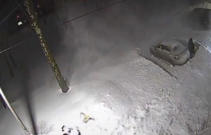 В Узловой сорвавшаяся с крыши лавина едва не накрыла женщину